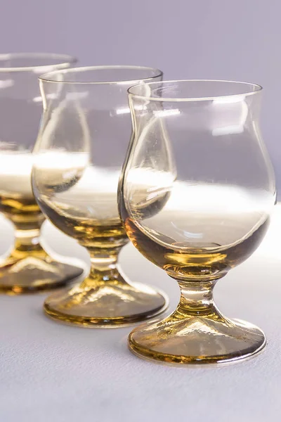 ワインとカクテル白地にテーブルの上のガラスのグラス — ストック写真