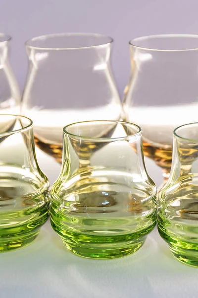 Bicchieri Vetro Vino Cocktail Sul Tavolo Sfondo Bianco — Foto Stock