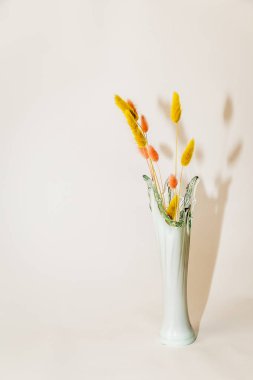 Buket dekorasyon ve ev dekorasyon için bir vazoda.