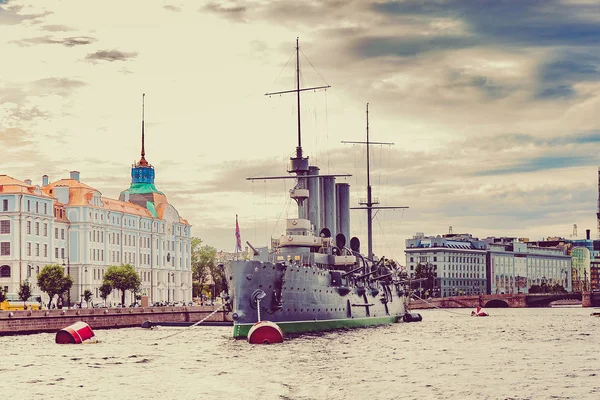 Saint - Petersburg Neva nehrinde Kruvazör Aurora.