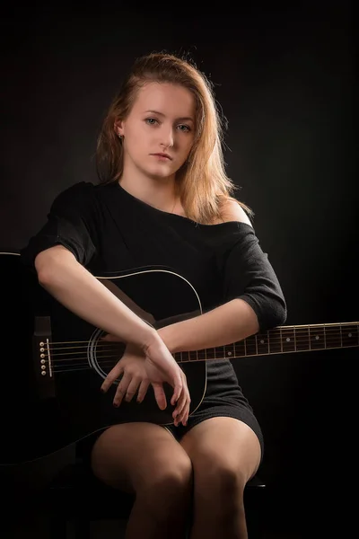 Vacker Flicka Med Gitarr Svart Bakgrund — Stockfoto