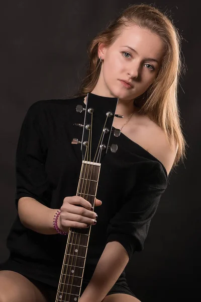 Vacker Flicka Med Gitarr Svart Bakgrund — Stockfoto