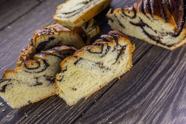 Haşhaş tohumu ile yumuşak rulo. Ekmek.