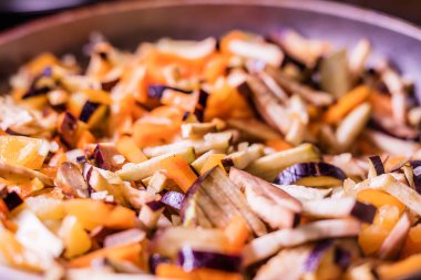 Dilimlenmiş sebzeler tavada. Sebze Güveç.