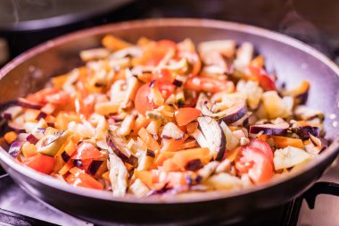 Dilimlenmiş sebzeler tavada. Sebze Güveç.