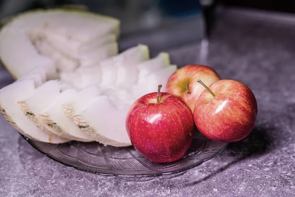 Tres Manzanas Rojas Una Rebanada Melón Plato —  Fotos de Stock