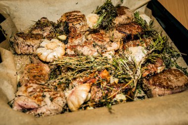 Baharat ve sarımsak ile tavada et. Restoranda bir yemek.