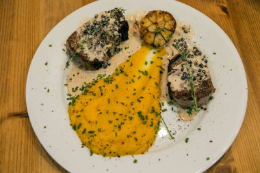 Kafede beyaz tabakta yemek. Restoranda yemek.