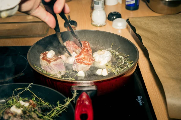 Stekt Kött Med Kryddor Och Vitlök Maträtt Från Restaurangen — Stockfoto