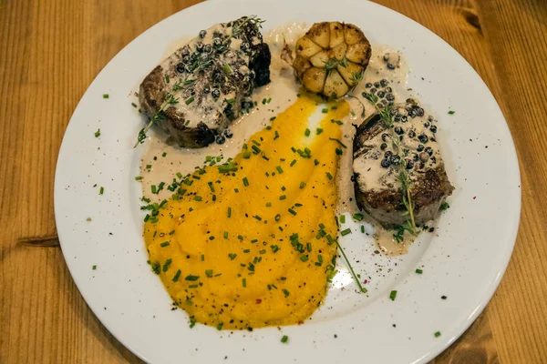 Kafede beyaz tabakta yemek. Restoranda yemek.