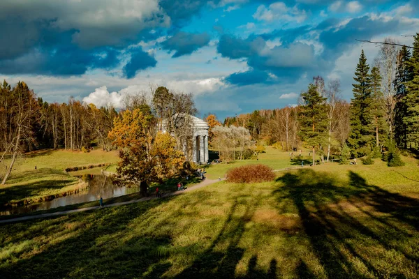 Mimari ve peyzaj Pavlovsk, Leningrad bölgesinde parkta.