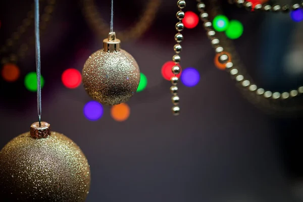 新しい年のためのおもちゃ クリスマス グッズ クリスマス グッズ クリスマス ツリーのおもちゃ クリスマスの照明とキャンドル — ストック写真