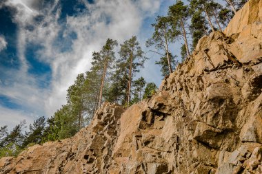 Karelya mermer kanyona manzara. Dağlar ve kayalar Mermer kanyon. Çamlar kaya kenarında.