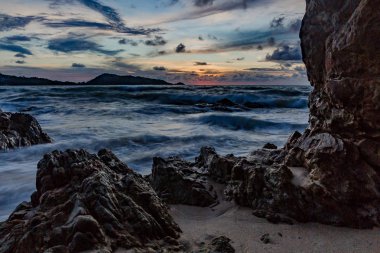 Dalgalar duvar kağıdı, kum, plaj, su, denize indirmek sallamak, okyanus, doğa. Phuket, Tayland.