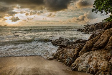 Güzel deniz manzarası. Deniz, dağlar, gökyüzü, gün batımı ve palmiye ağaçları. Phuket, Tayland adanın güzel yerleri.