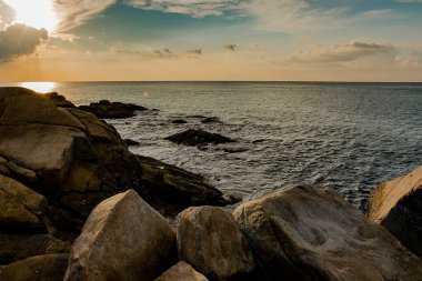 Güzel deniz manzarası. Deniz, dağlar, gökyüzü, gün batımı ve palmiye ağaçları. Phuket, Tayland adanın güzel yerleri.