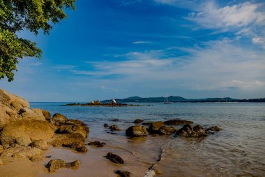 Güzel deniz manzarası. Deniz, dağlar, gökyüzü, gün batımı ve palmiye ağaçları. Phuket, Tayland adanın güzel yerleri.