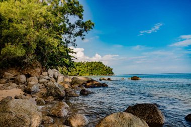 Güzel deniz manzarası. Deniz, dağlar, gökyüzü, gün batımı ve palmiye ağaçları. Phuket, Tayland adanın güzel yerleri.