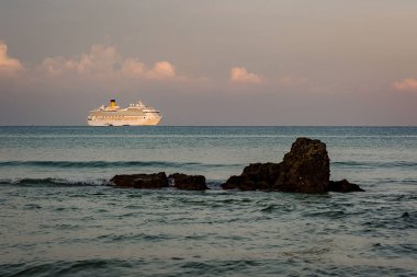 Güzel deniz manzarası. Deniz, dağlar, gökyüzü, gün batımı ve palmiye ağaçları. Phuket, Tayland adanın güzel yerleri.