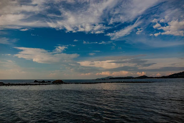 Bela Paisagem Marinha Mar Montanhas Céu Pôr Sol Palmeiras Belos — Fotografia de Stock