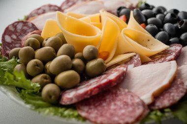 Sosis dilimleme. Sosis, salam, zeytin. Festival tablo.