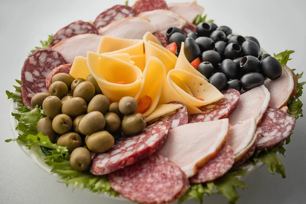 Sosis dilimleme. Sosis, salam, zeytin. Festival tablo.