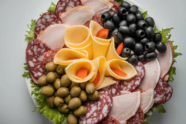 Sosis dilimleme. Sosis, salam, zeytin. Festival tablo.