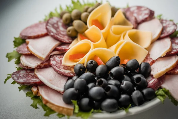 Sosis dilimleme. Sosis, salam, zeytin. Festival tablo.