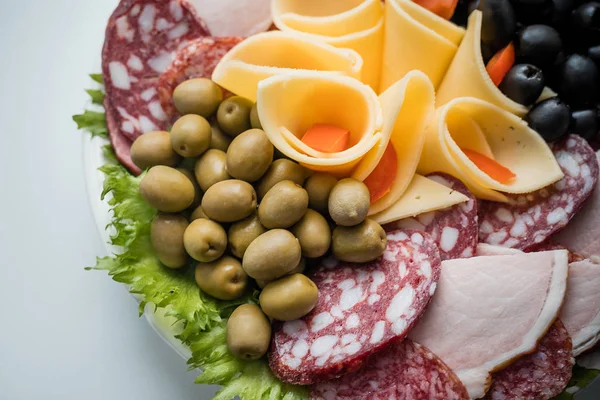 Sosis dilimleme. Sosis, salam, zeytin. Festival tablo.