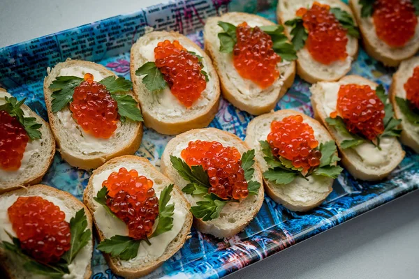 Sandwiches Con Mantequilla Caviar Rojo Mantequilla Caviar Salmón Sobre Pan —  Fotos de Stock