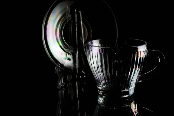 コーヒーの受け皿と透明なガラスのカップ コーヒー ミラー テーブルにセット — ストック写真