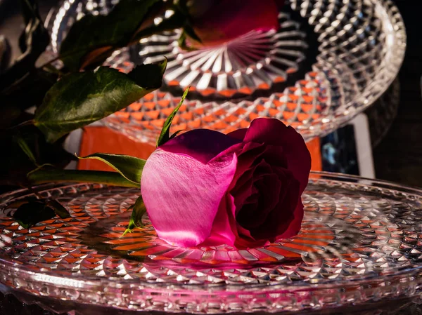 Kırmızı Gül Damlacıkları Ile Kristal Tepside Sevgi Çiçek Masanın Üzerine — Stok fotoğraf