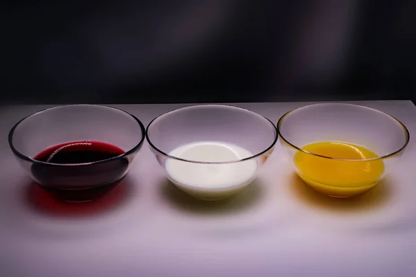 Farklı Renklerde Cam Plakanın Ahşap Bir Masa Üzerinde Sıvılar — Stok fotoğraf