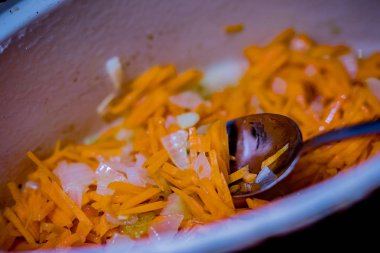 Pan Çiğ dilimlenmiş havuç. Havuç pilav için.