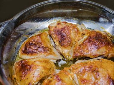 Tavuk eti kısık ateşte kızarmış.