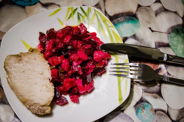 Vinägrett Och Bit Kött Tallrik Skålen Kniv Och Gaffel — Stockfoto