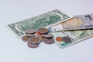 Farklı ülkelerin ulusal para birimi. Banknot ve madeni paralar. Tayland para, Azerbaycan para birimi, ABD Doları.