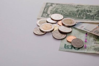 Farklı ülkelerin ulusal para birimi. Banknot ve madeni paralar. Tayland para, Azerbaycan para birimi, ABD Doları.