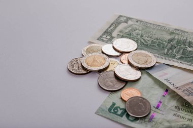 Farklı ülkelerin ulusal para birimi. Banknot ve madeni paralar. Tayland para, Azerbaycan para birimi, ABD Doları.