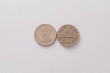 Tay beyaz arka plan üzerinde 5 baht para. Tayland ulusal para.