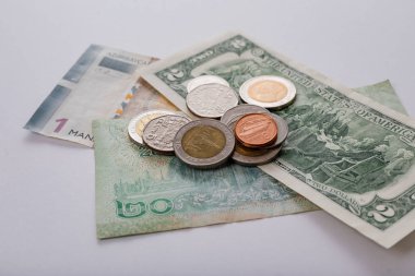 Farklı ülkelerin ulusal para birimi. Banknot ve madeni paralar. Tayland para, Azerbaycan para birimi, ABD Doları.