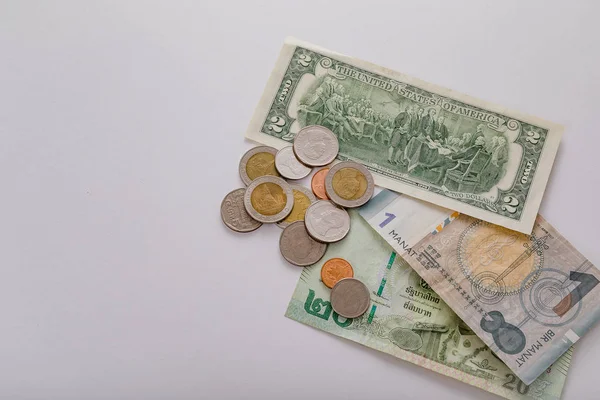 Farklı ülkelerin ulusal para birimi. Banknot ve madeni paralar. Tayland para, Azerbaycan para birimi, ABD Doları.