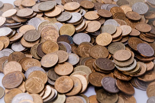 Beyaz arka plan üzerinde Rus paralar. Rublesi. Rus sikke.