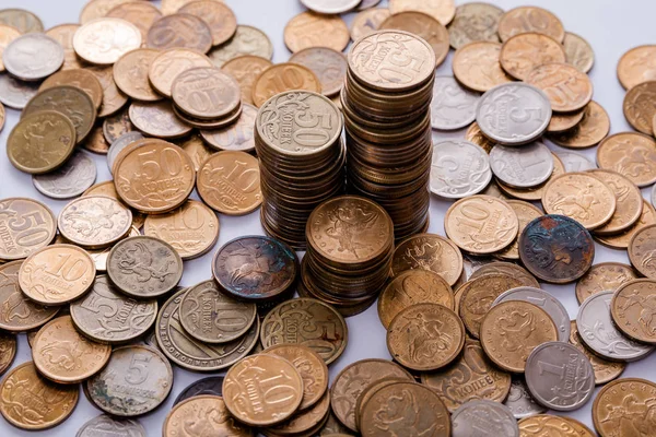 Beyaz arka plan üzerinde Rus paralar. Rublesi. Rus sikke.