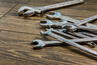 Metal anahtarı farklı boyutlarda. Vida somunu ve cıvata gevşeme için araç.