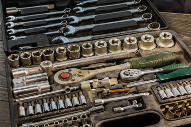 Metal anahtarı farklı boyutlarda. Vida somunu ve cıvata gevşeme için araç.