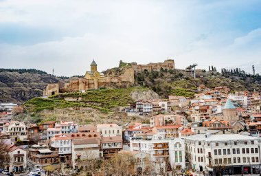 Üstten Görünüm Tiflis, Gürcistan. Gözlem güverte ve teleferik görüntüleyin.