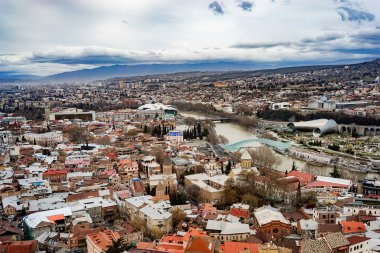 Üstten Görünüm Tiflis, Gürcistan. Gözlem güverte ve teleferik görüntüleyin.
