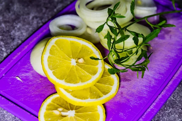 Rodajas Limón Cebolla Tabla Cortar — Foto de Stock