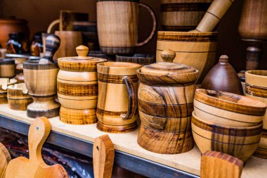 Üstünde belgili tanımlık sayaç Gürcistan'daki Ahşap mutfak eşyaları. Çevre dostu yemekleri.